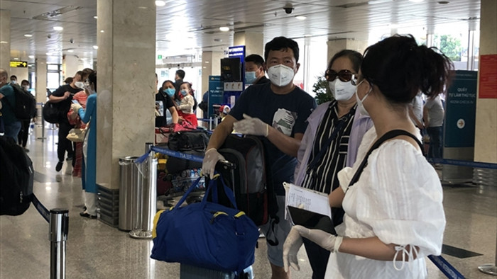 Ảnh: Sân bay Tân Sơn Nhất đông nghẹt người trước ngày nghỉ lễ 30/4 - 5