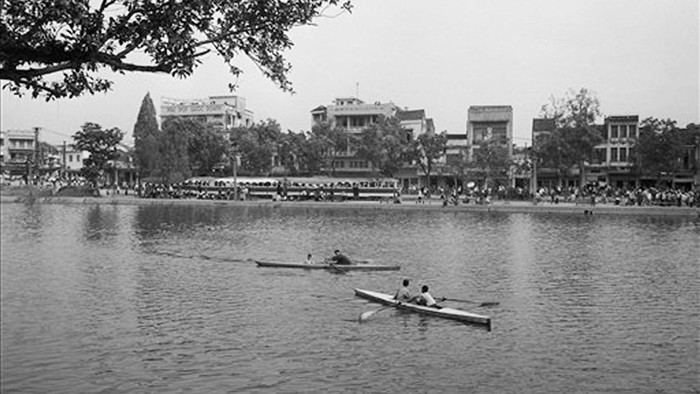 Hồ Gươm đối lập sau nửa thế kỷ qua ảnh tư liệu của phóng viên AP - 19