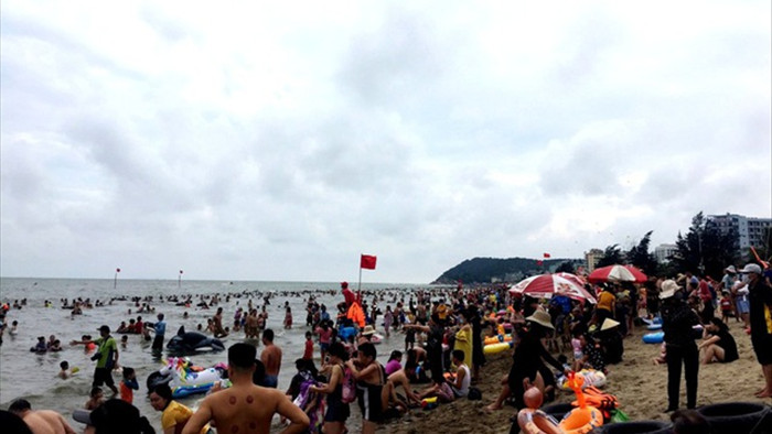 Bãi biển Sầm Sơn vẫn đông nghịt người, thành phố ra công văn khẩn - 4