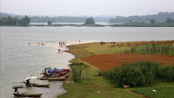 Dù có biển cấm tụ tập, hồ Đồng Mô vẫn tấp nập người đến cắm trại - 1