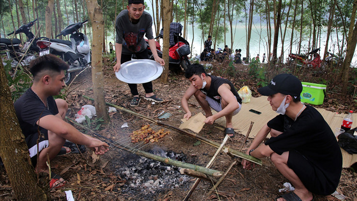 Dù có biển cấm tụ tập, hồ Đồng Mô vẫn tấp nập người đến cắm trại - 11