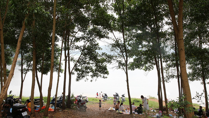 Dù có biển cấm tụ tập, hồ Đồng Mô vẫn tấp nập người đến cắm trại - 15