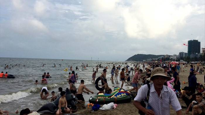 Bãi biển Sầm Sơn vẫn đông nghịt người, thành phố ra công văn khẩn - 3