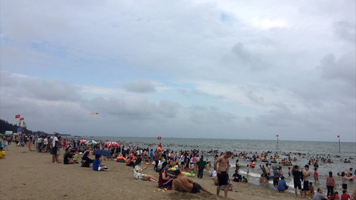 Bãi biển Sầm Sơn vẫn đông nghịt người, thành phố ra công văn khẩn - 1