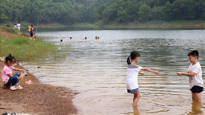Dù có biển cấm tụ tập, hồ Đồng Mô vẫn tấp nập người đến cắm trại - 7