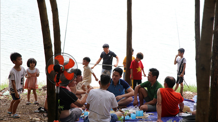 Dù có biển cấm tụ tập, hồ Đồng Mô vẫn tấp nập người đến cắm trại - 10