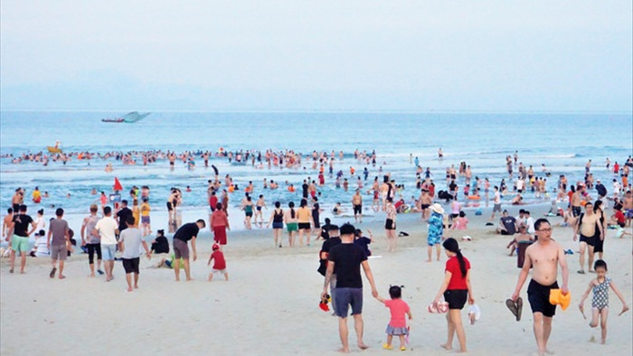 Đà Nẵng: Bãi biển đông người, khu vui chơi lại vắng lặng trong ngày lễ - 1