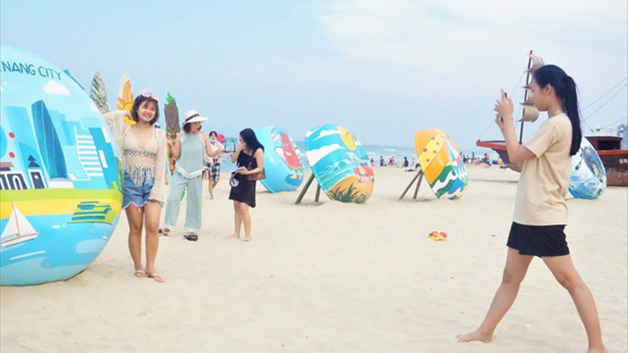 Đà Nẵng: Bãi biển đông người, khu vui chơi lại vắng lặng trong ngày lễ - 2