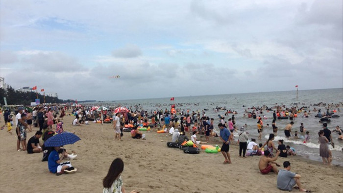 Bãi biển Sầm Sơn vẫn đông nghịt người, thành phố ra công văn khẩn - 5