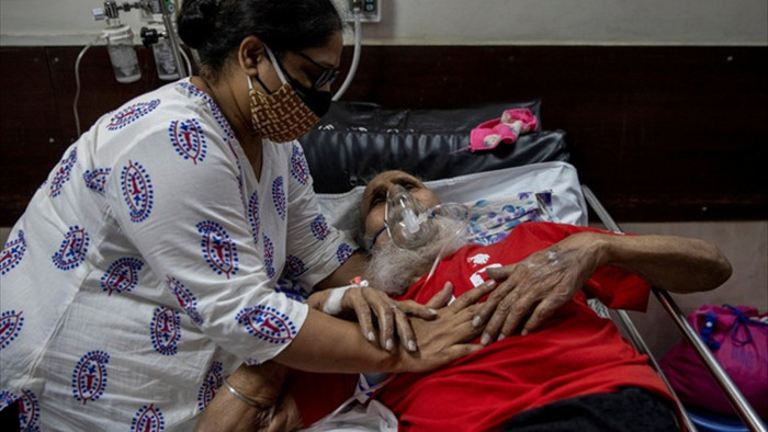 Ấn Độ có ngày chết chóc kỷ lục, Anh cứu trợ thêm 1.000 máy thở - 1
