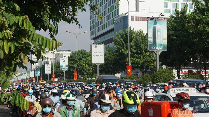 Đường Sài Gòn kẹt cứng sau nghỉ lễ, bất lực đội nắng nhích từng mét