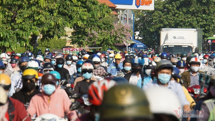 Đường Sài Gòn kẹt cứng sau nghỉ lễ, bất lực đội nắng nhích từng mét