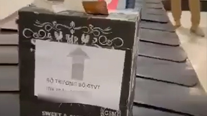 Đình chỉ người dán giấy ghi 'Bộ trưởng Bộ GTVT' trên thùng rượu gửi lên máy bay - 1