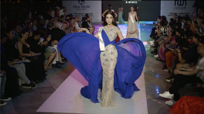 Hoa hậu Đỗ Mỹ Linh thể hiện màn tung váy đỉnh cao trong clip giới thiệu của Miss World.