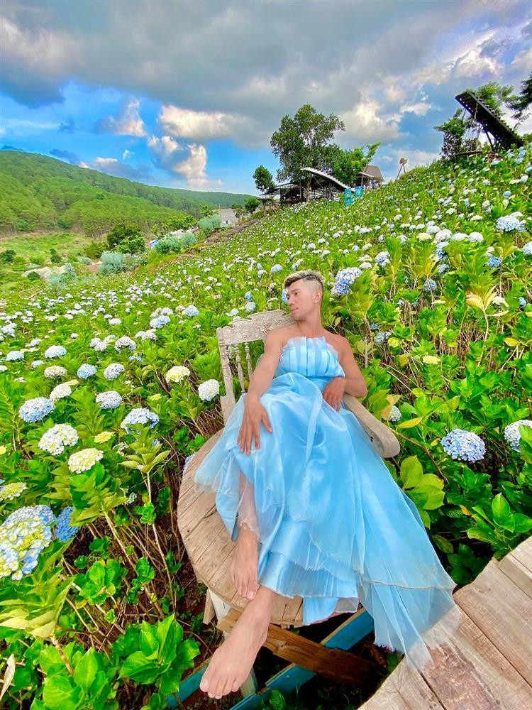 Mặc váy ở vườn hoa Đà Lạt, Lương Bằng Quang bị chỉ trích lố lăng-3
