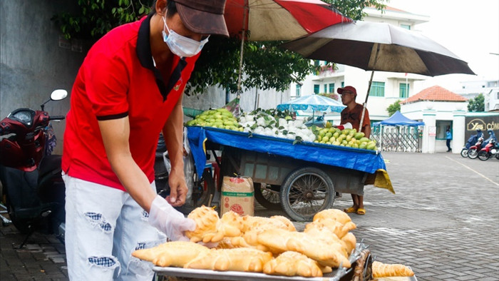 Bánh mì cá sấu khổng lồ độc đáo ở Sài Gòn
