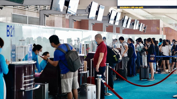 Nhiều người bị phạt nặng tại sân bay Nội Bài vì không đeo khẩu trang - 1