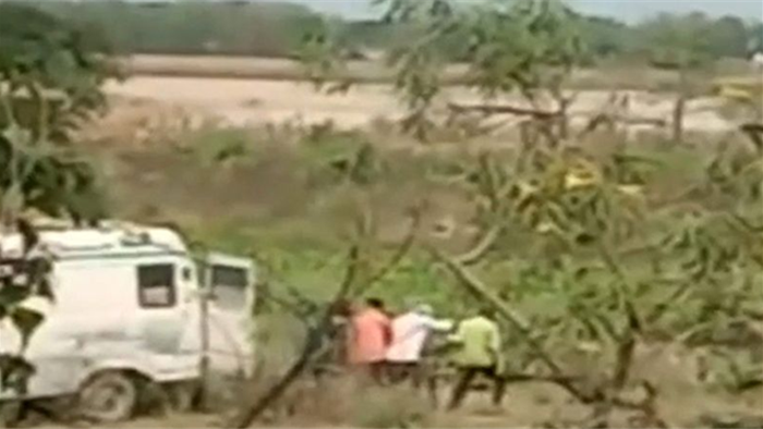 Video thả thi thể xuống sông Hằng gây phẫn nộ tại Ấn Độ - 1