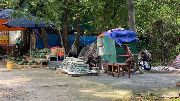 Hà Nội: Nhiều chợ cóc, chợ tạm vẫn hoạt động bất chấp lệnh cấm  - 1