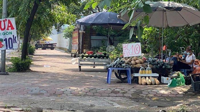 Hà Nội: Nhiều chợ cóc, chợ tạm vẫn hoạt động bất chấp lệnh cấm  - 2