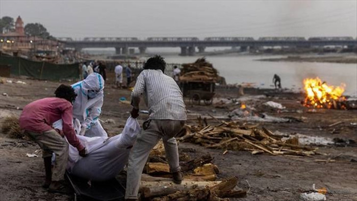 Ấn Độ: Địa phương giăng lưới, ngăn dân thả thi thể người mắc COVID-19 trôi sông - 1