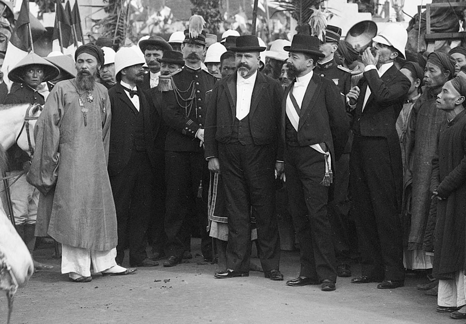 Paul Doumer (đội mũ đen, ngoài cùng hàng đầu bên phải) tại trường thi Nam Định năm 1897 /// Ảnh: Firmin André Salles (1860-1929)