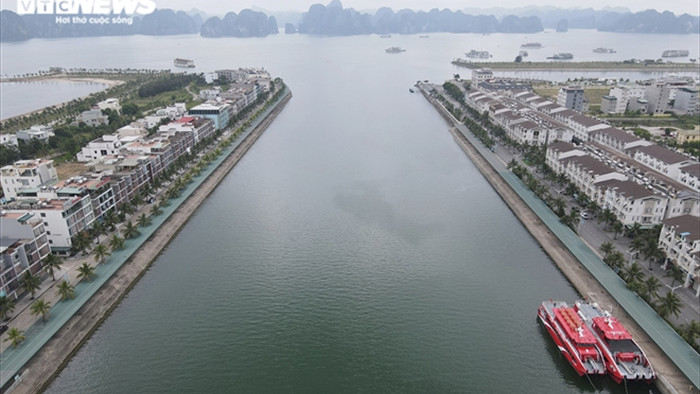 Ảnh: Cận cảnh hơn 500 tàu du lịch nằm 'ngắc ngoải' bên bờ Vịnh Hạ Long - 19