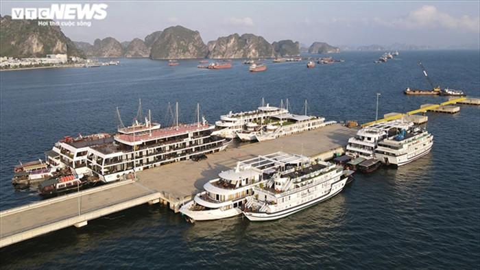 Ảnh: Cận cảnh hơn 500 tàu du lịch nằm 'ngắc ngoải' bên bờ Vịnh Hạ Long - 3