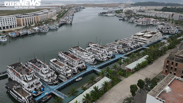 Ảnh: Cận cảnh hơn 500 tàu du lịch nằm 'ngắc ngoải' bên bờ Vịnh Hạ Long - 4