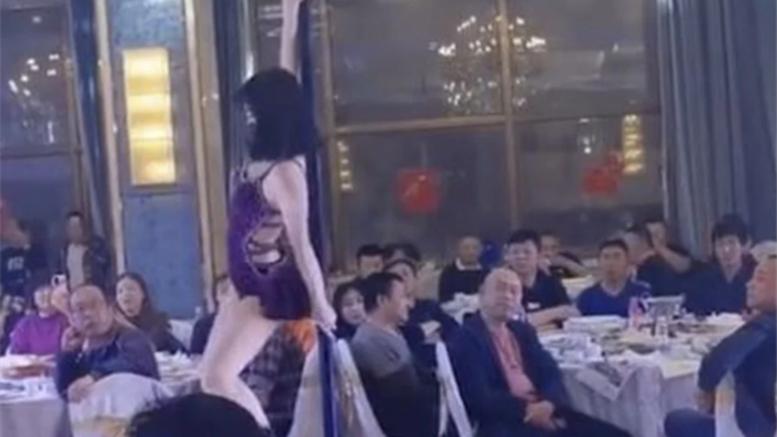 Đỏ mặt xem múa cột trong đám cưới ở Trung Quốc - 2