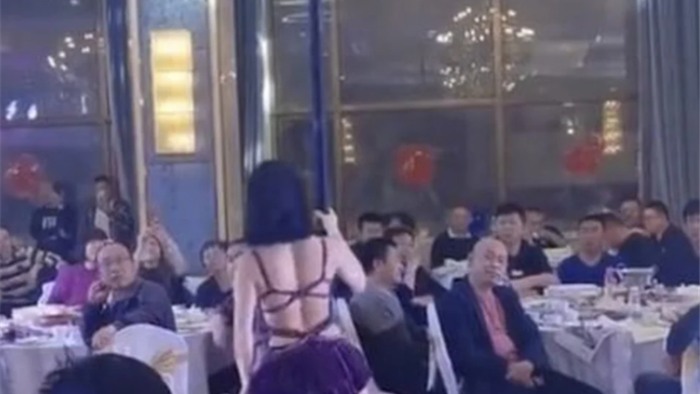 Đỏ mặt xem múa cột trong đám cưới ở Trung Quốc - 3