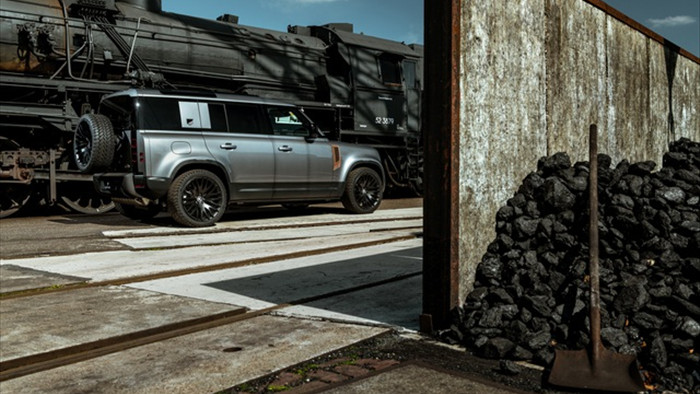 Độ xe Land Rover Defender mới tinh thành xe han gỉ - 11