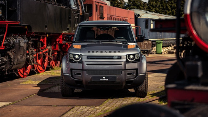 Độ xe Land Rover Defender mới tinh thành xe han gỉ - 16