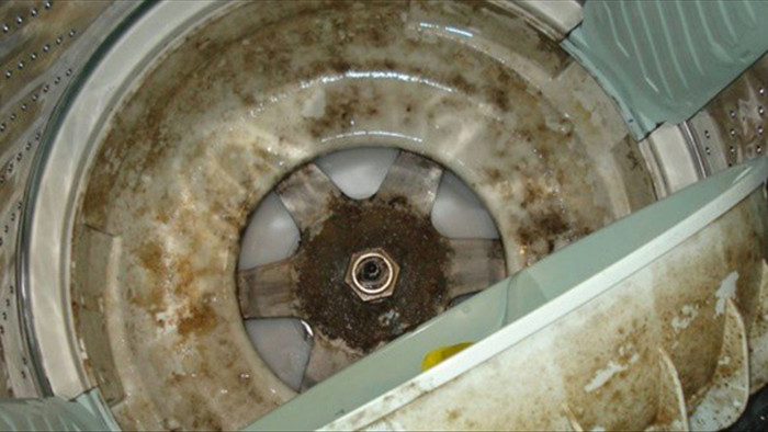 Cách vệ sinh máy giặt chỉ với vài bước cực đơn giản, không cần tháo lồng vẫn sạch bóng - 1