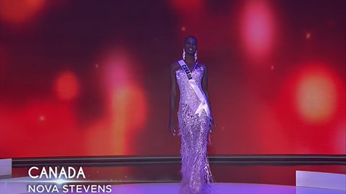 Khánh Vân trình diễn áo tắm 'thiếu lửa' ở bán kết Miss Universe 2020
