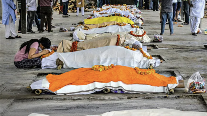Thi thể nạn nhân COVID-19 bên ngoài một lò hoả táng ở New Delhi. Ảnh: India Today