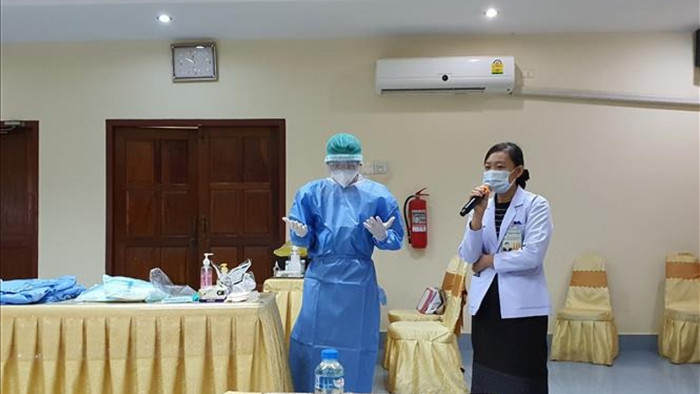 Các chuyên gia y tế Việt Nam tổ chức tập huấn công tác chuyên môn và kiểm soát nhiễm khuẩn cho nhân viên y tế các bệnh viện của tỉnh Champasak, Nam Lào. Ảnh: TTXVN phát