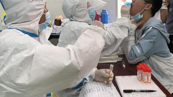 Nhân viên y tế lấy mẫu xét nghiệm COVID-19 tại tỉnh An Huy, Trung Quốc, ngày 14/5/2021. Ảnh: THX/TTXVN