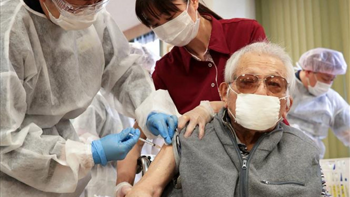 Người dân tiêm vaccine ngừa COVID-19 tại Tokyo, Nhật Bản. Ảnh: AFP/TTXVN