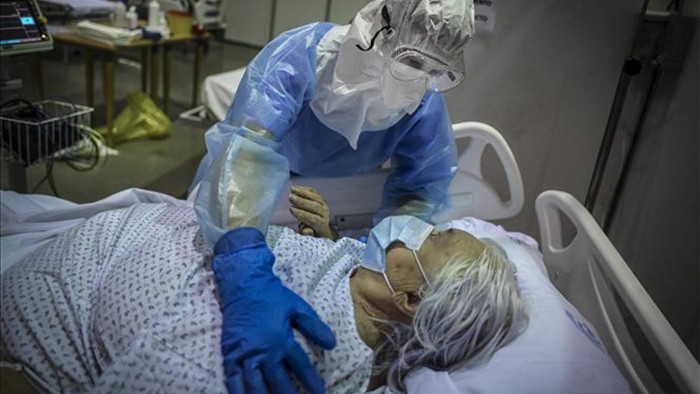 Nhân viên y tế chăm sóc bệnh nhân COVID-19 tại Portimao, vùng Algarve, Bồ Đào Nha ngày 9/2/2021. Ảnh: AFP/TTXVN