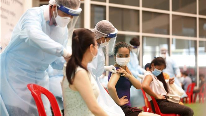 Nhân viên y tế tiêm vaccine phòng COVID-19 cho người dân tại Phnom Penh, Campuchia, ngày 12/5/2021. Ảnh: THX/ TTXVN