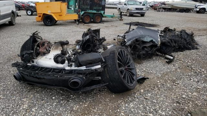 Siêu xe McLaren bị cháy thành tro vẫn được rao bán - 1
