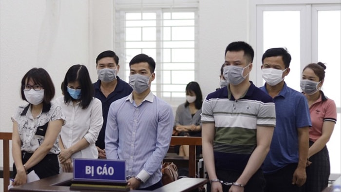 Xét xử 8 bị cáo đưa doanh nhân rởm lên chuyên cơ Đoàn Chủ tịch Quốc hội - 2 Xét xử 8 bị cáo đưa doanh nhân rởm lên chuyên cơ Đoàn Chủ tịch Quốc hội - 2
