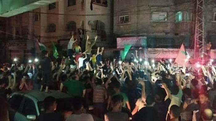 Người Palestine lao ra đường ăn mừng sau lệnh ngừng bắn ở Gaza - 5