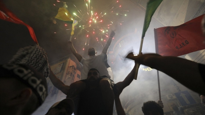 Người Palestine lao ra đường ăn mừng sau lệnh ngừng bắn ở Gaza - 3