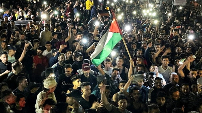 Người Palestine lao ra đường ăn mừng sau lệnh ngừng bắn ở Gaza - 4