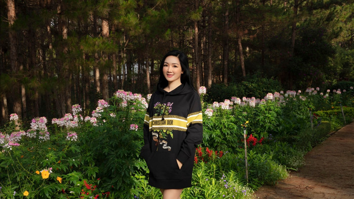 Diva Hồng Nhung vóc dáng săn chắc tuổi 51