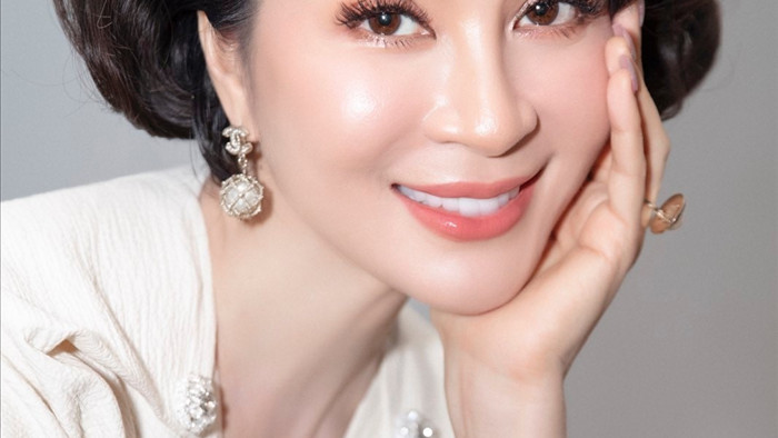 Diva Hồng Nhung vóc dáng săn chắc tuổi 51