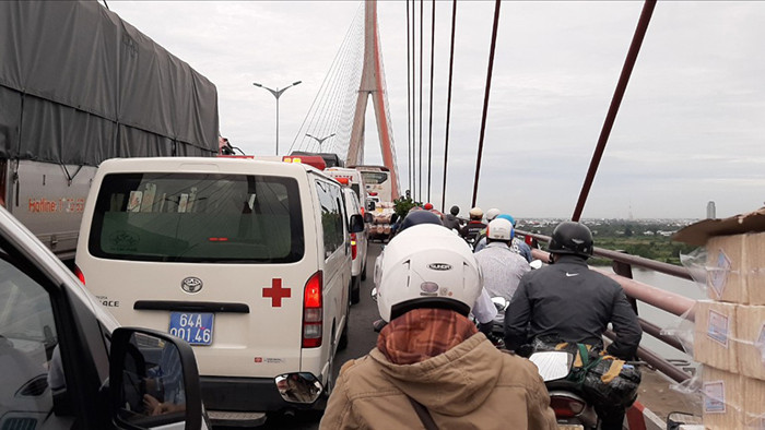 Tai nạn trên cầu Cần Thơ, kẹt xe kéo dài sang tận Vĩnh Long
