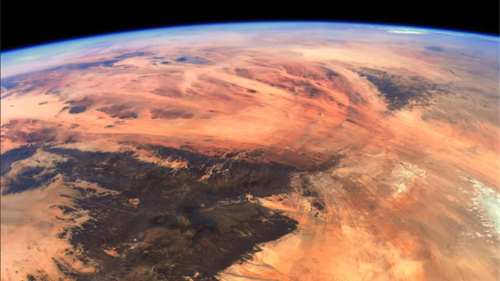 Sốc trước tấm ảnh Trái đất tươi đẹp nhìn chẳng khác gì sao Hỏa cằn cỗi - 1
